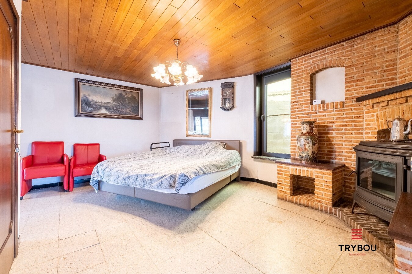 Verrassend ruime woning aan de rand van Houthulst op ruim perceel van 720m². 