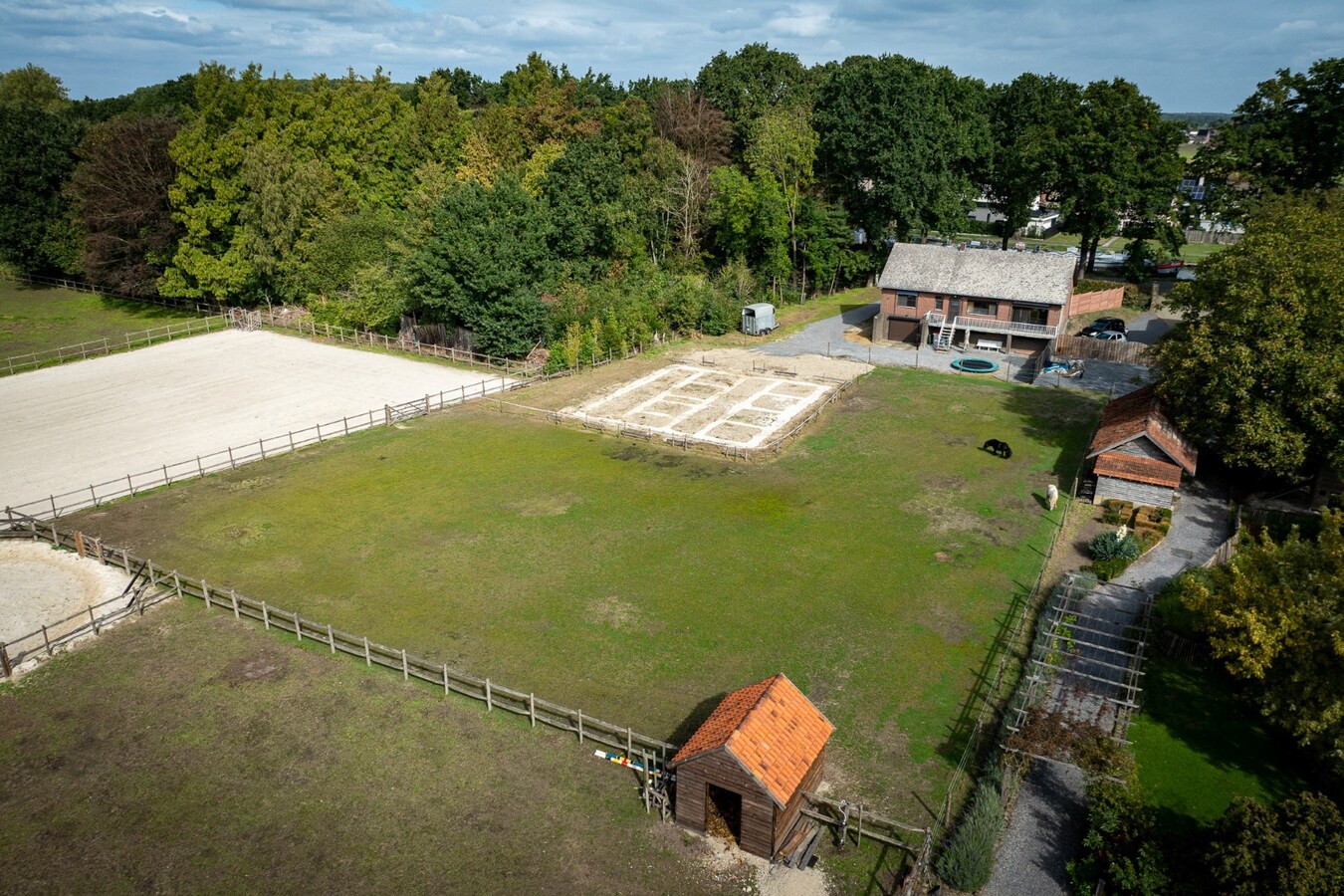 Landelijk gelegen woning met buitenpiste en weide op ca. 1ha te Bocholt 