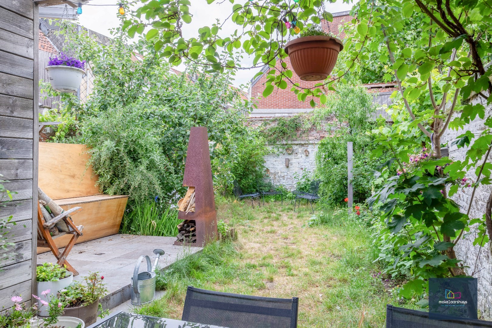 Instapklare woning met aangename tuin en garage 