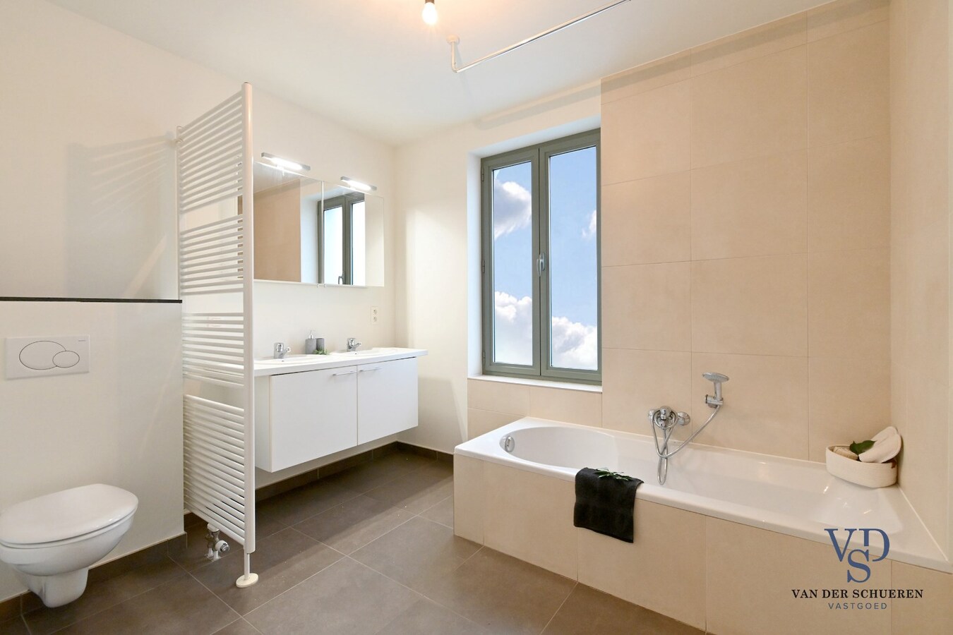 Ruime Half Open, op een commercieel gunstige ligging 