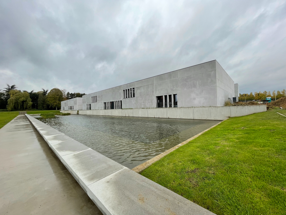 Ruime nieuwbouw KMO-unit van 256 m² te Lendelede 