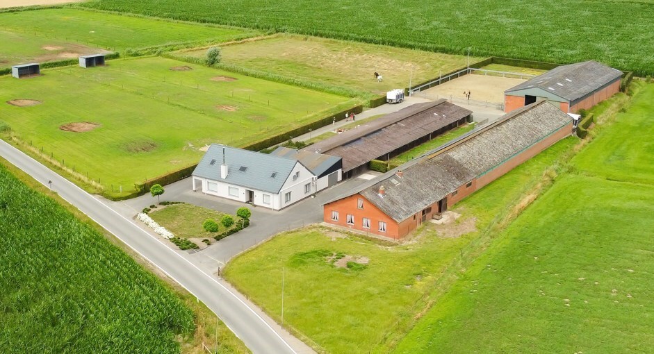 Hedendaagse woning inclusief paardenaccommodatie en graslanden op 4,22ha 