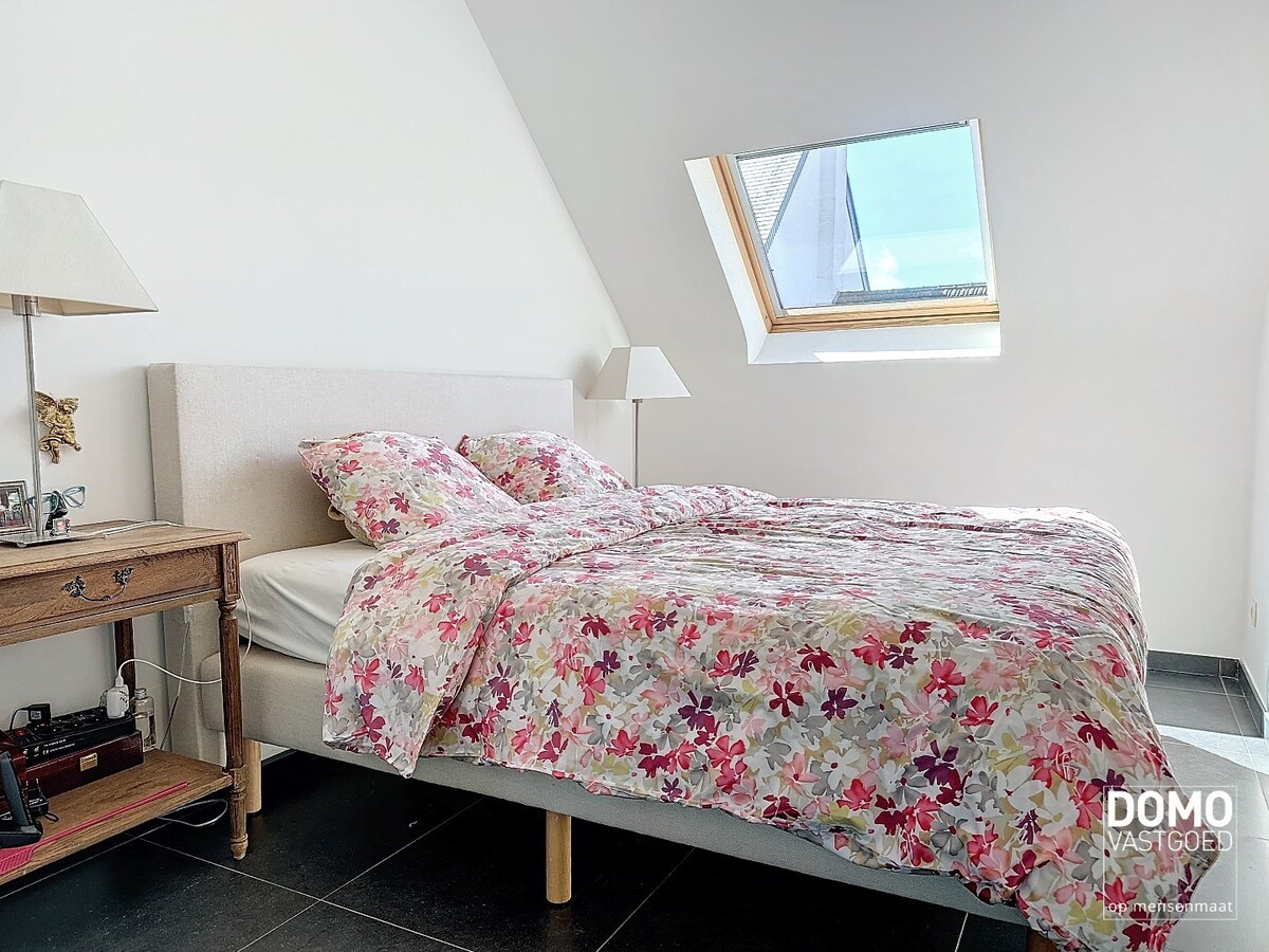 Luxe duplex appartement met inpandig terras, lift en garagebox, gelegen in het centrum van Alken - energielabel A. 