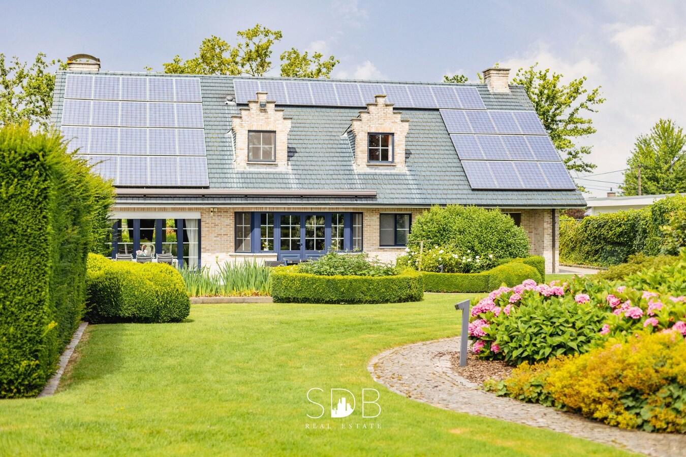 Villa, zwembad, zonnepanelen, luxe vastgoed, sdb real estate