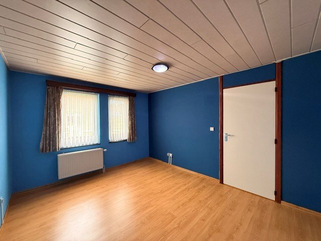 Halfopen woning met 3 slaapkamers, inpandige garage en mooie tuin in Kleine Brogel. 