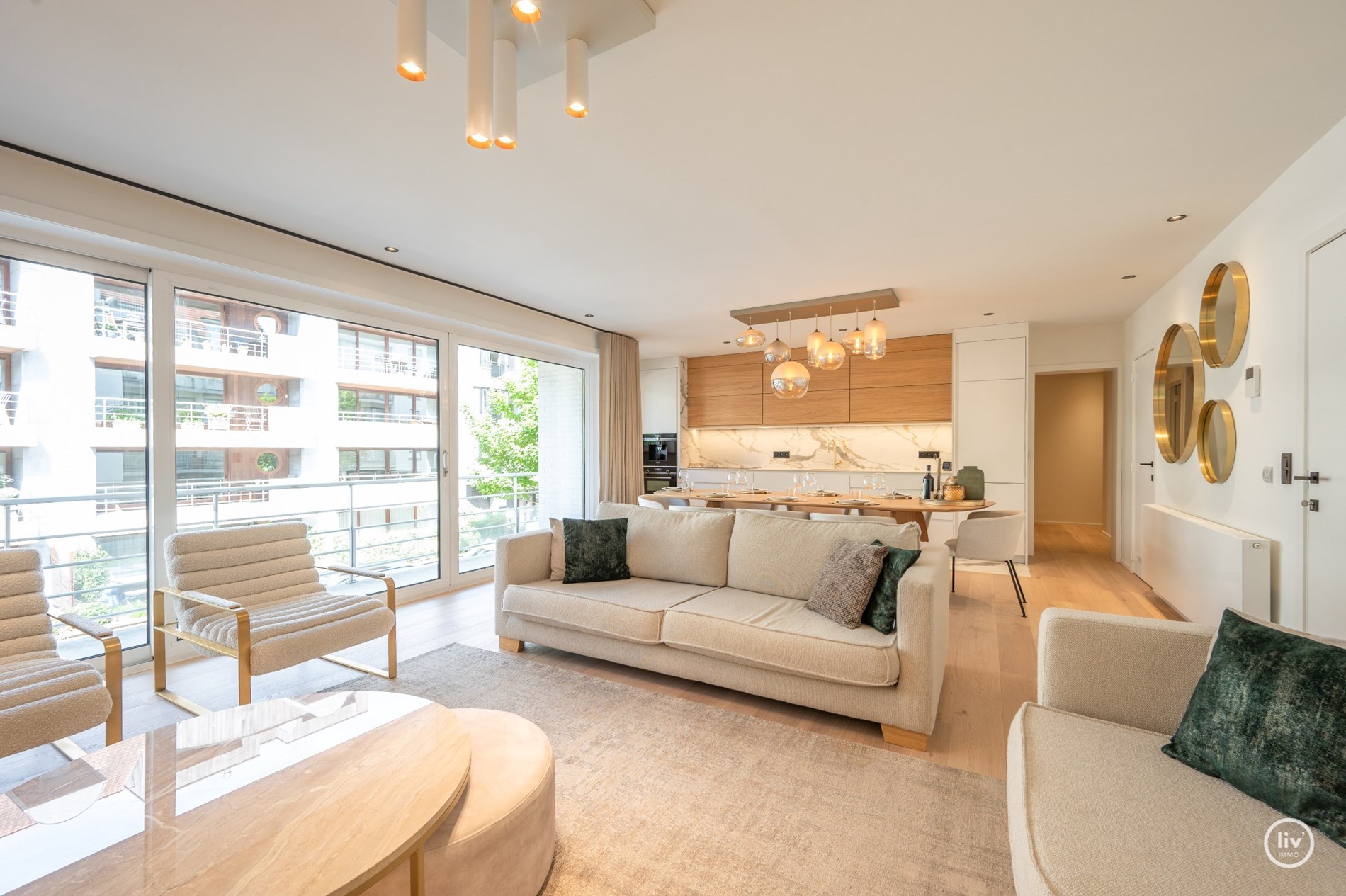 Instapklaar 3-kamer appartement op wandelafstand van de Lippenslaan met zuidgericht-terras. 8m gevelbreedte ! 