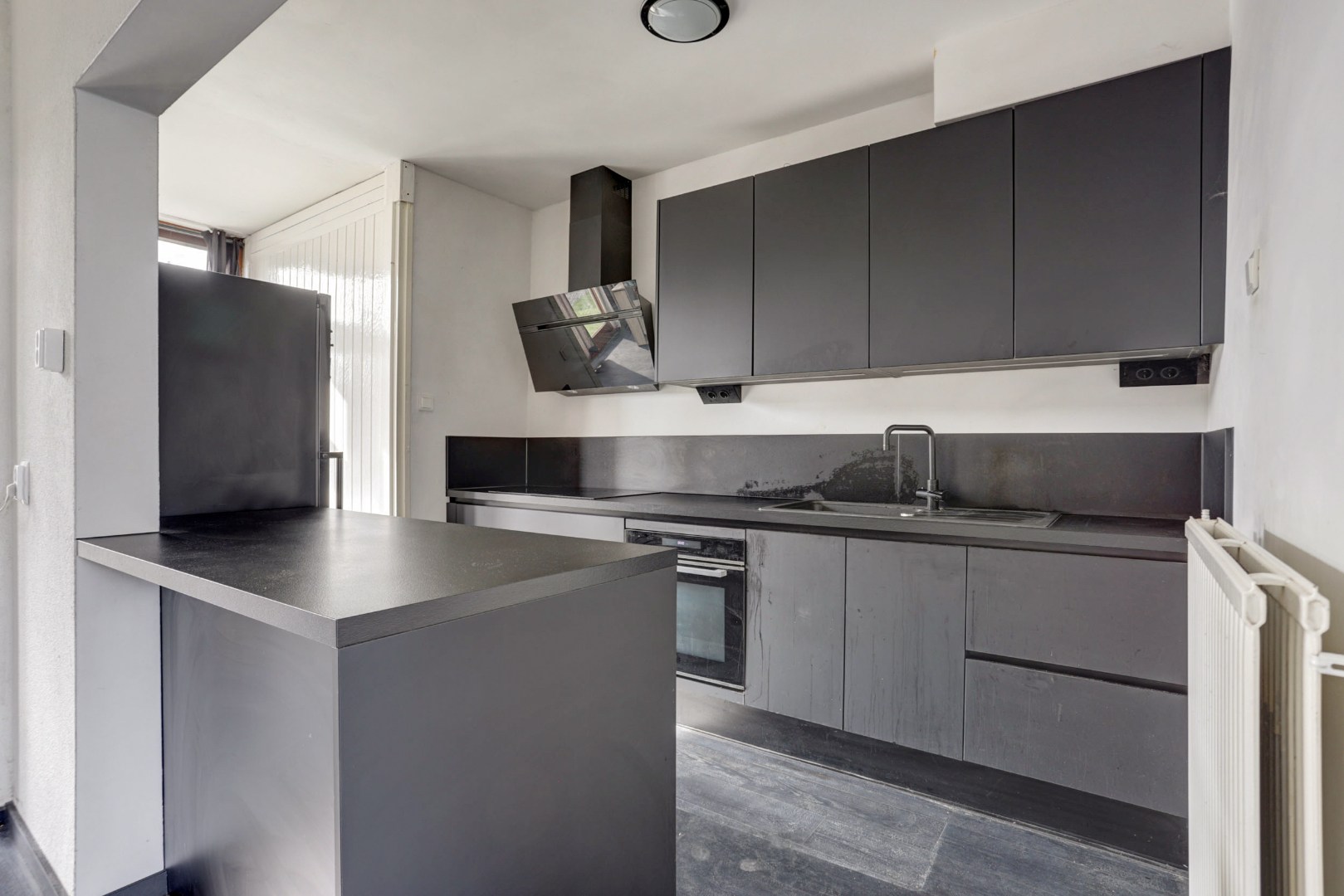 In het geliefde "Lage Land' is gelegen deze uitgebouwde 5-kamer tussenwoning met zonnige en diepe tuin en geheel gelegen op eigen grond. 