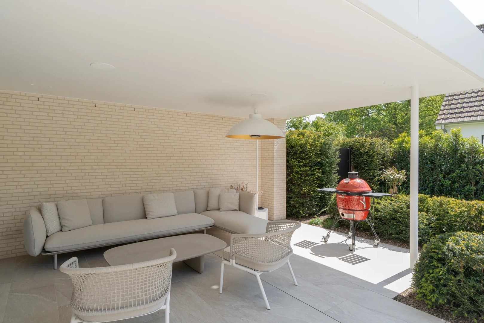 Prachtig vernieuwde koppelvilla rustig gelegen tussen Knokke centrum en Het Zoute met een perfecte Zuid-West oriëntatie. 
