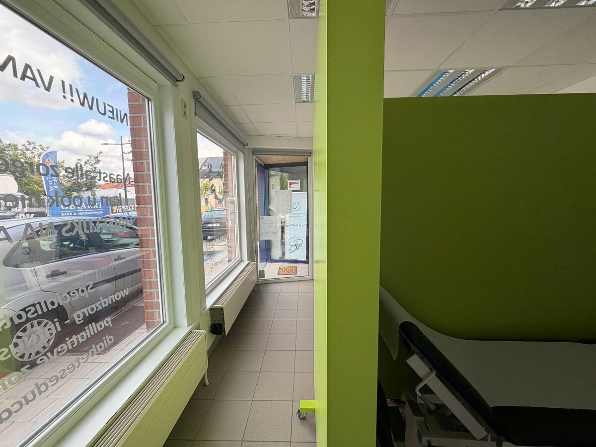 Praktijk, kantoor of stockageruimte op topligging. 