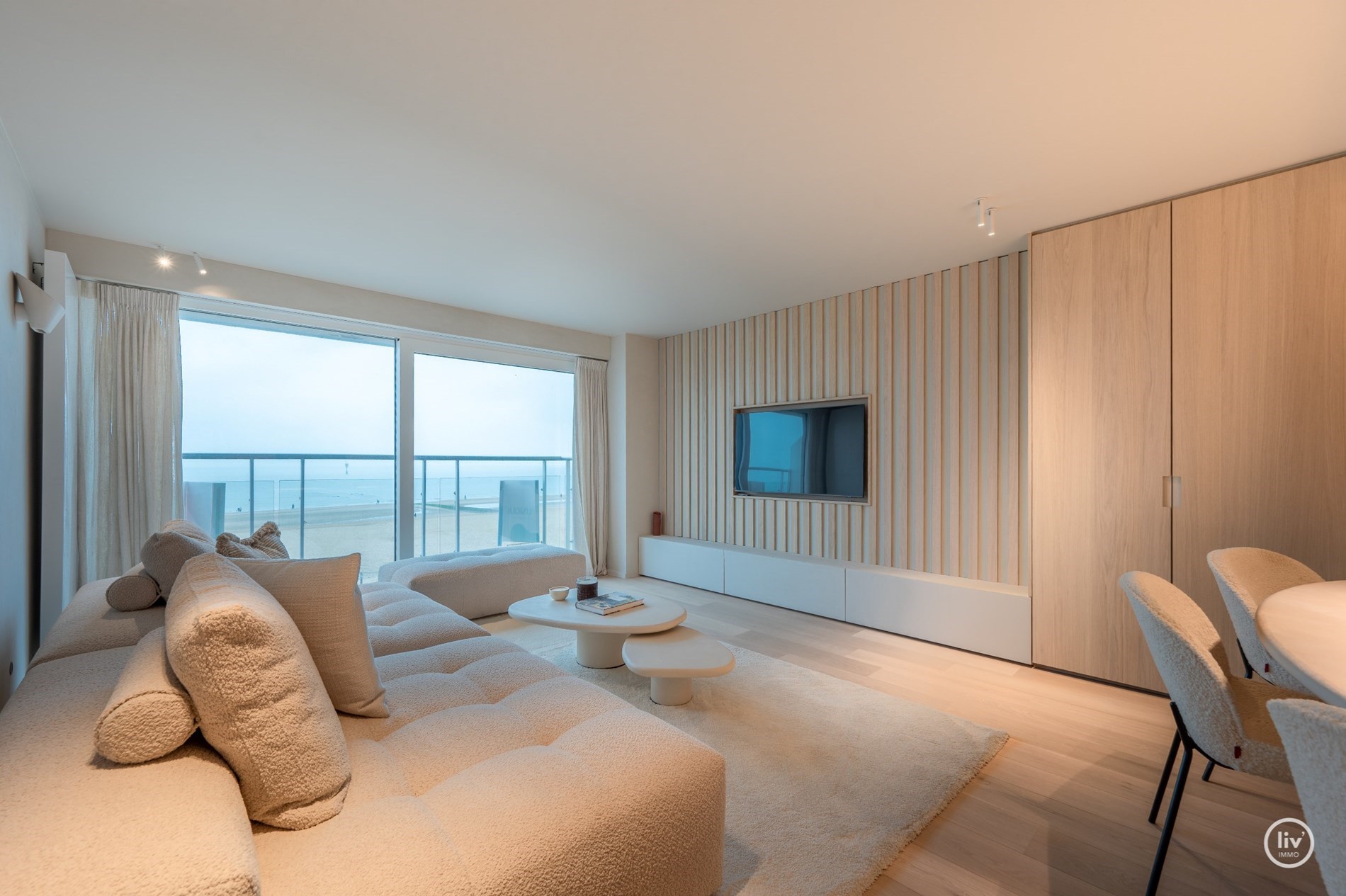 Appartement magnifiquement rénové avec vue frontale sur la mer situé sur la place de la tour de lumière à Knokke. 