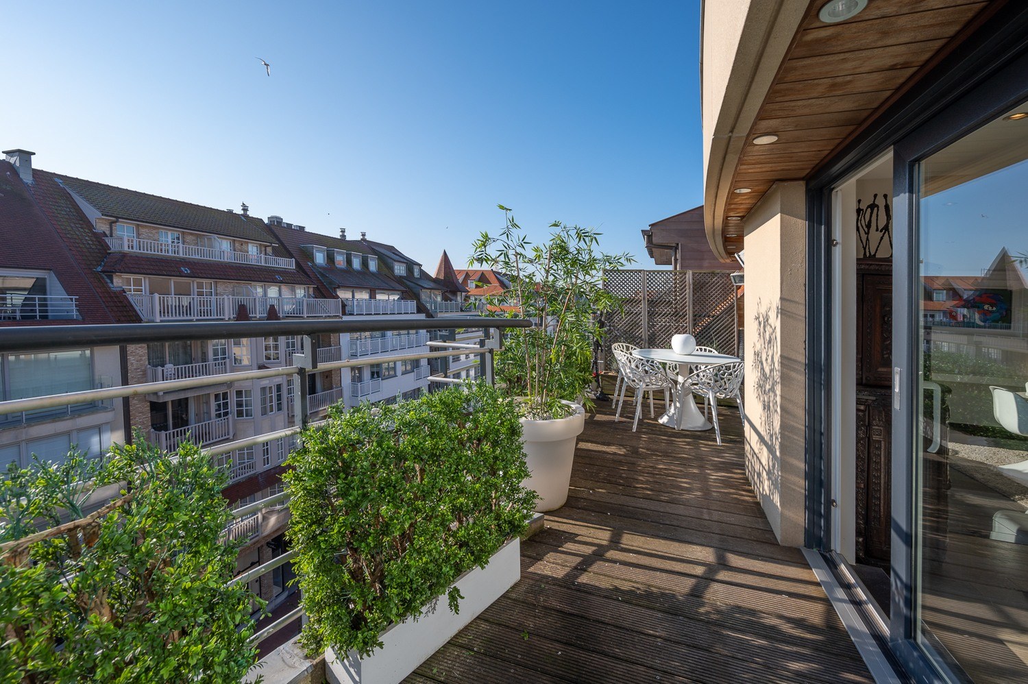 Uitzonderlijk appartement (232m2) met 4 slaapkamers en ruim terras op topligging met zicht over de kerk te Dumortierlaan. 