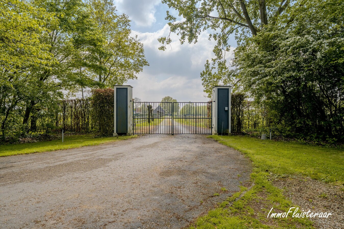 Exclusieve villa met professionele hippische accommodatie op ca. 14,5 ha (mogelijkheid tot aankoop extra gronden) te Astene (Deinze) 