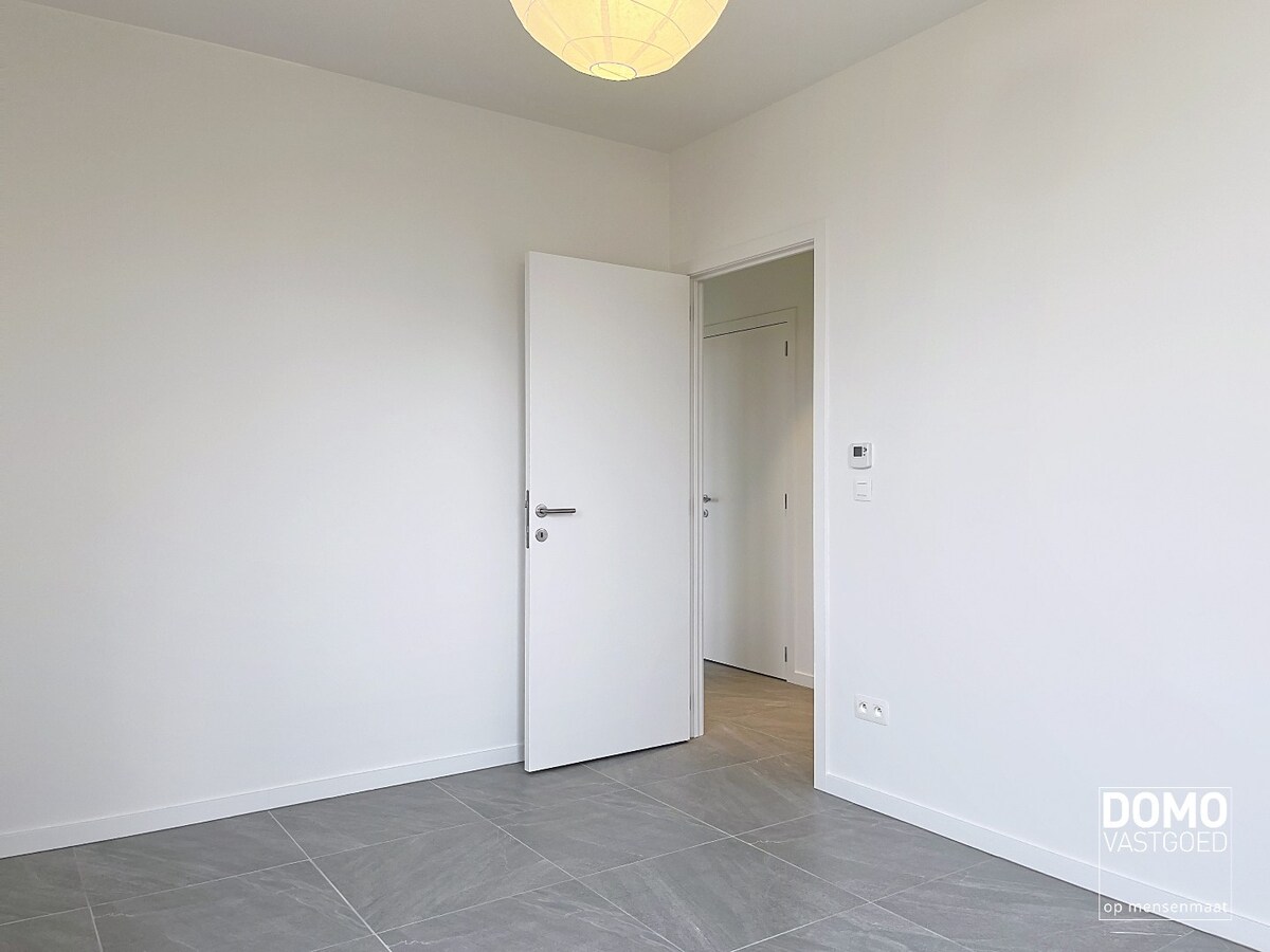 PRACHTIG APPARTEMENT MET ZONNIG TERRAS, 2 SLAAPKAMERS EN GARAGEBOX TE HUUR IN HET CENTRUM VAN HASSELT 