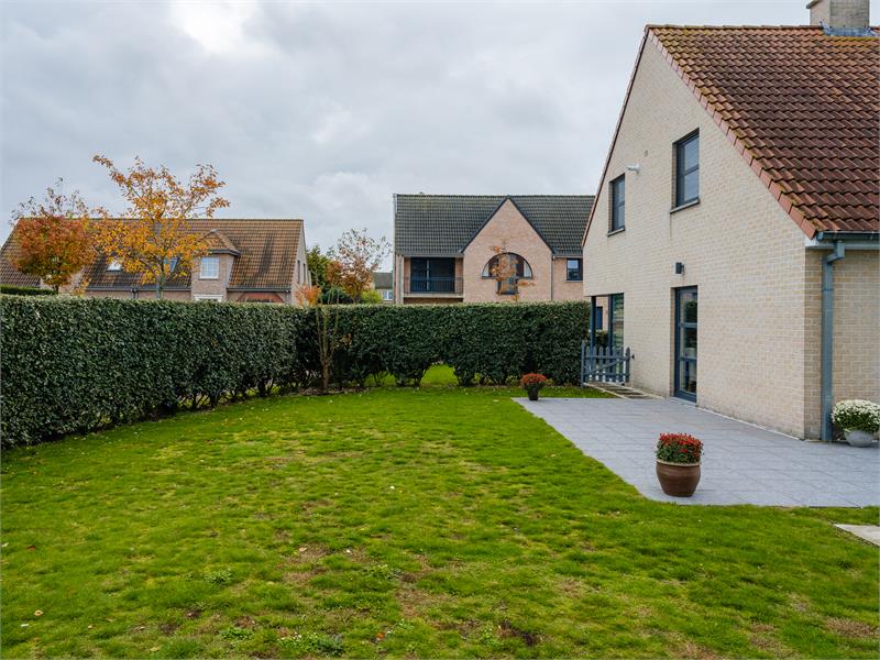 Prachtige, instapklare, halfopen bebouwing in rustige, residentiële wijk in Sleidinge. 