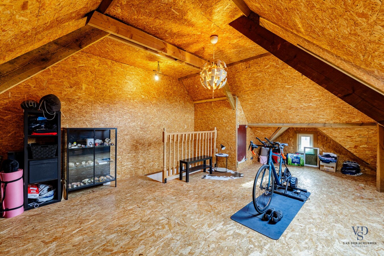 Ruime, deels gerenoveerde Half Open Bebouwing 