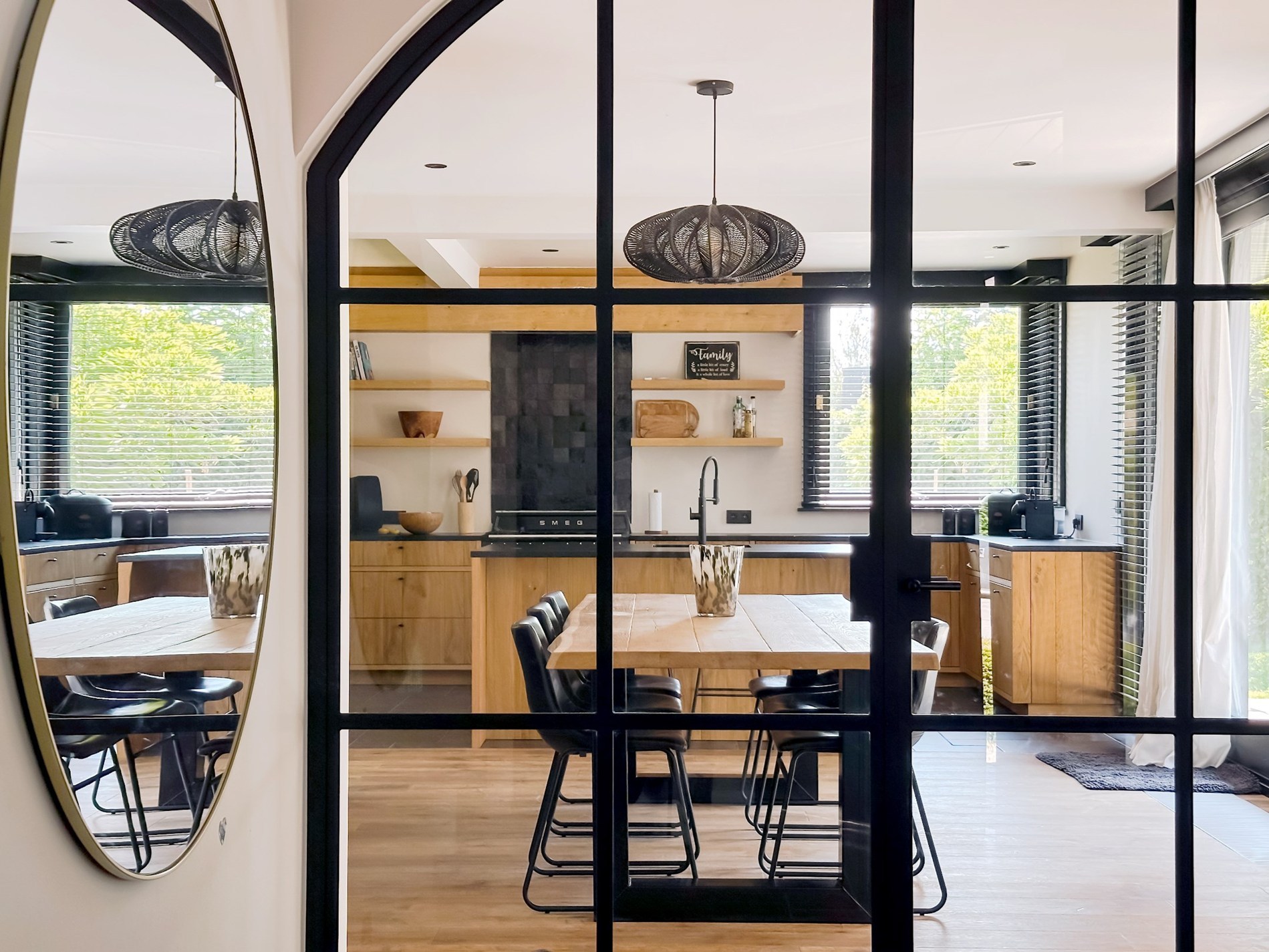 OPENDEURDAG Zaterdag 21/02 - 11u-13u (Hazelaarsdreef 7): Gezellig gerenoveerde alleenstaande villa met 3 slaapkamers en een prachtige tuin centraal gelegen in een doodlopende villawijk in Knokke. 