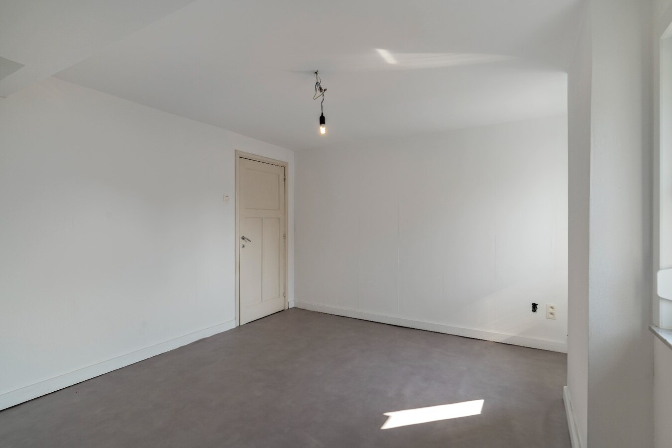 Gerenoveerde woning met drie slaapkamers op groot perceel 