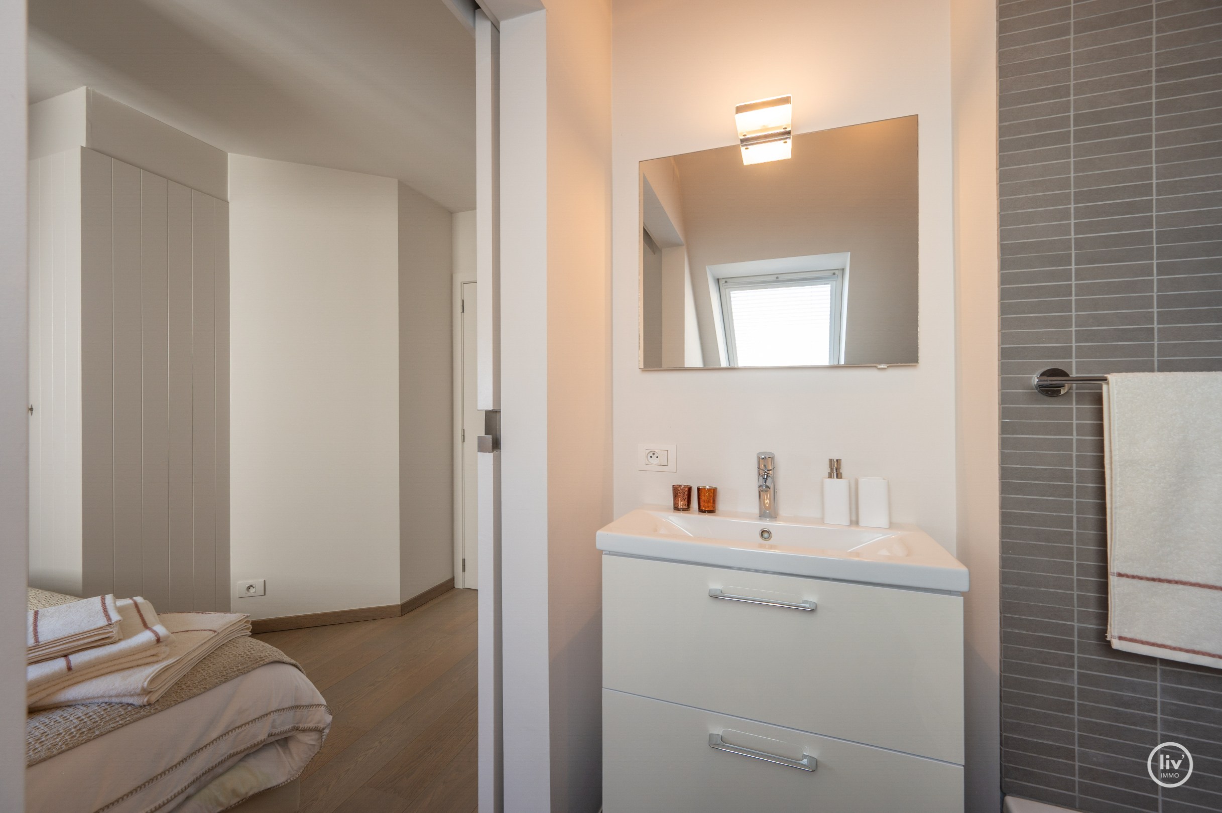 Appartement en duplex ensoleillé et spacieux avec terrasse orientée plein sud situé dans la Zoutelaan à Knokke. 