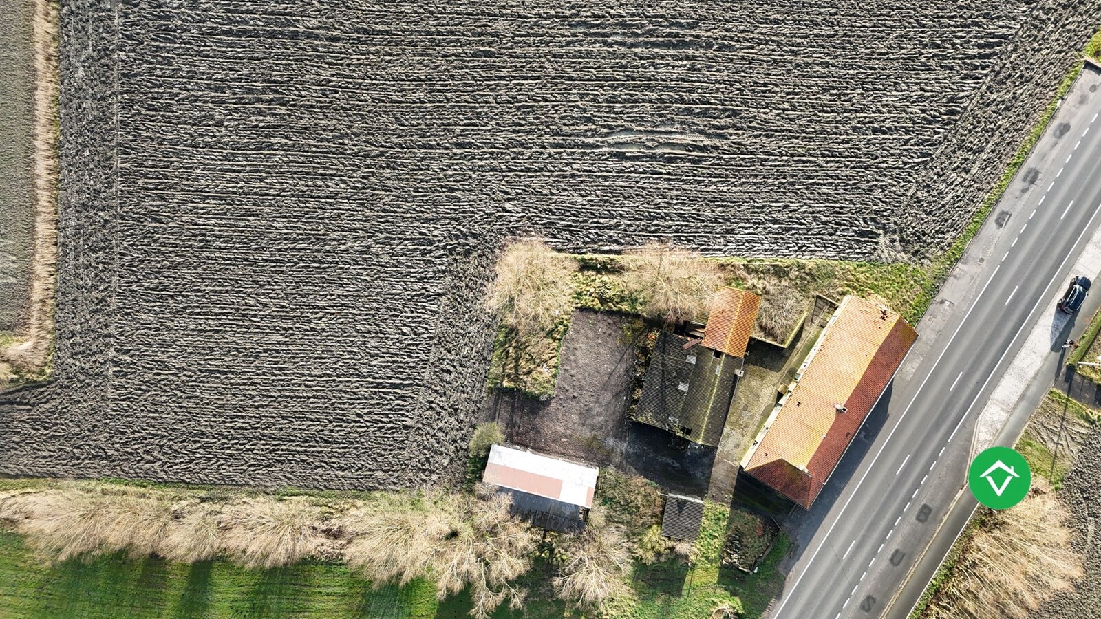 Te herbouwen of te slopen hoeve op ruim perceel in landelijke omgeving 