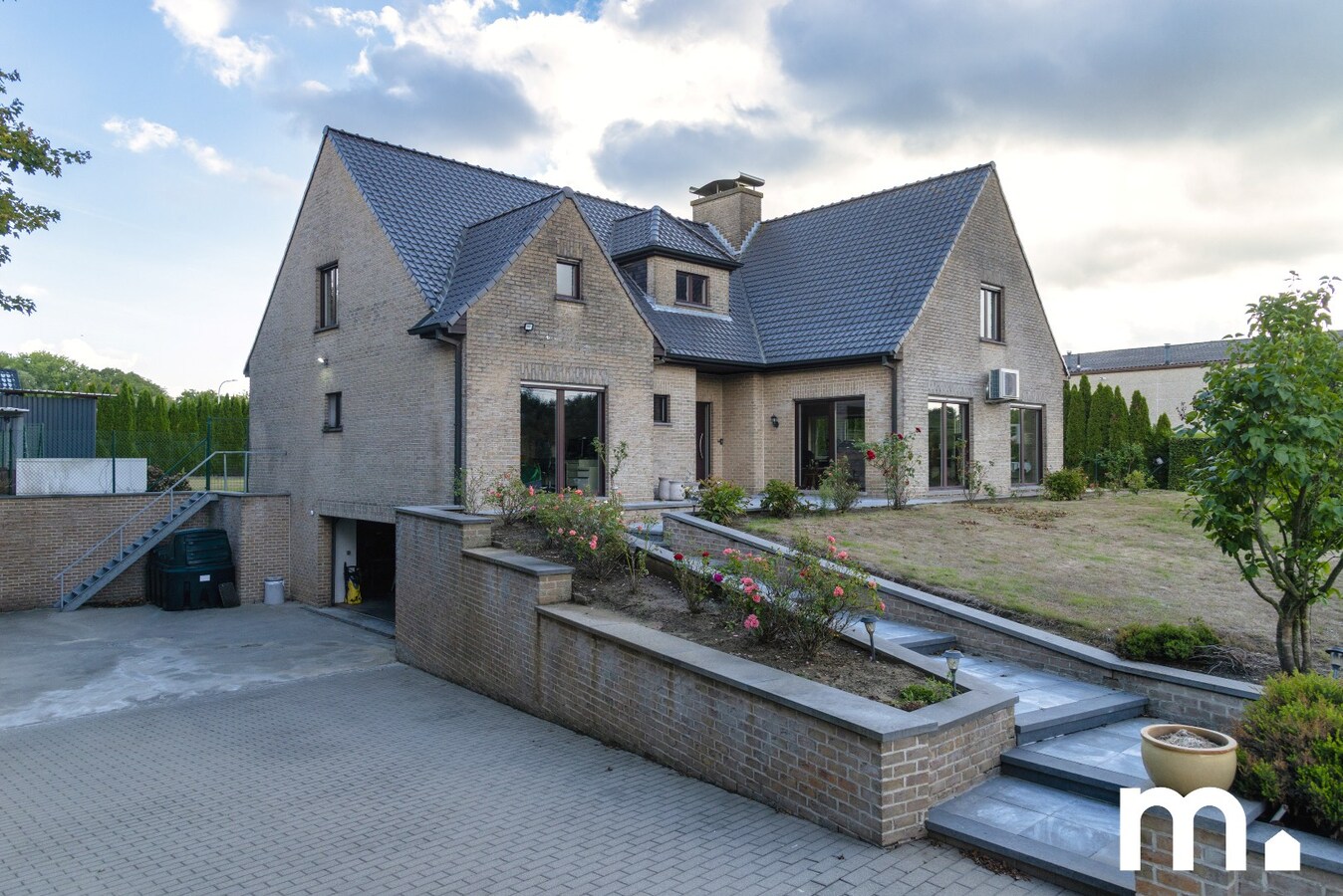 Unieke Villa te Roeselare op 1941m² en 381m² bewoonbare oppervlakte! 