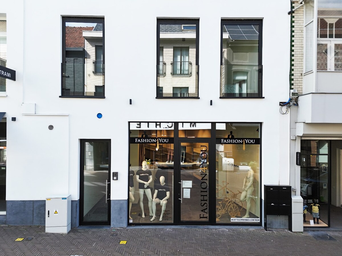 Nieuwbouw (2022) winkelruimte in Stationsstraat te centrum Zottegem 