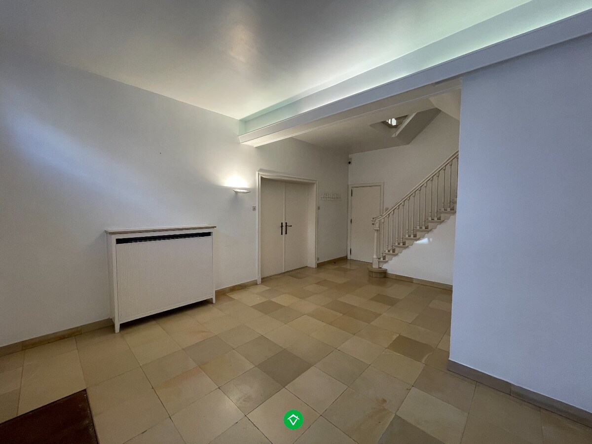 Uniek herenhuis in centrum Roeselare met 7 slaapkamers, ruime garage en zongerichte stadstuin 