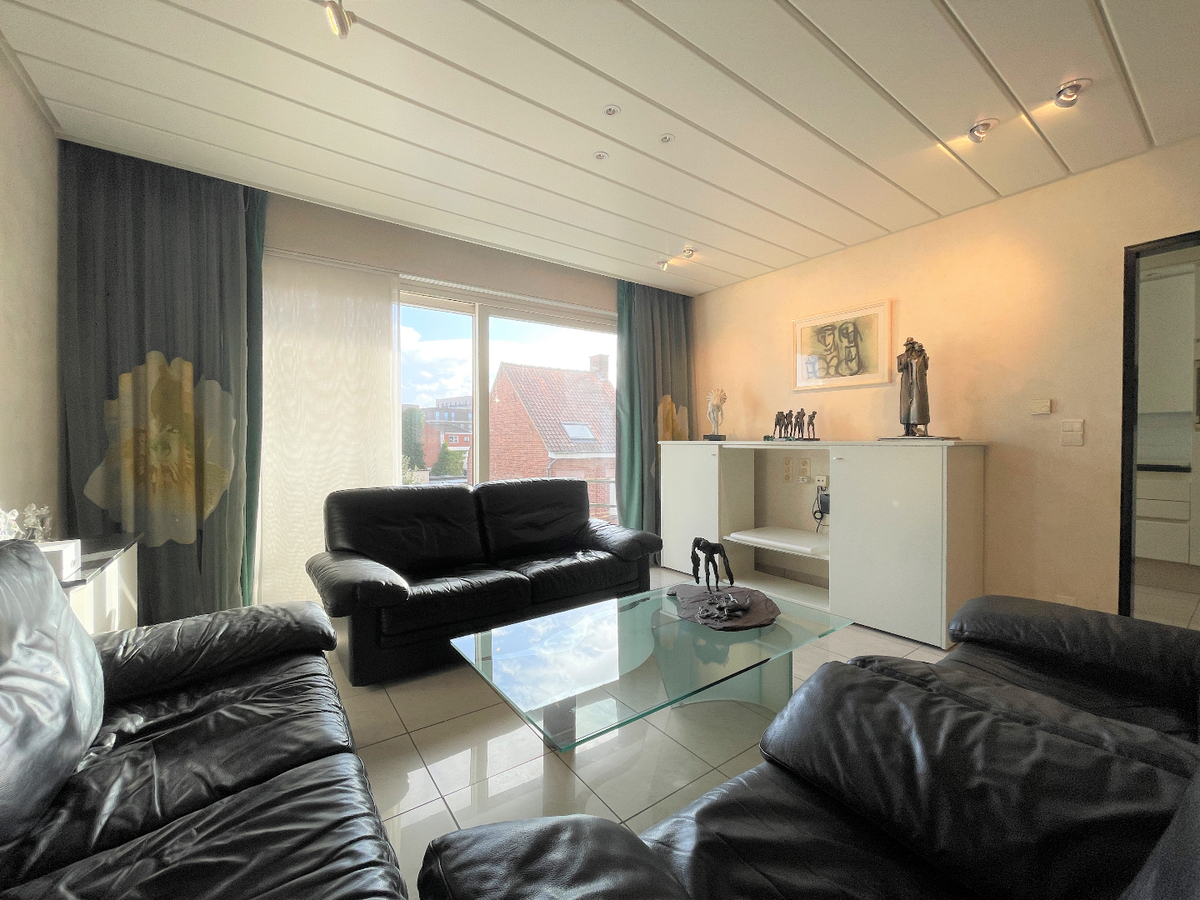 Ruim appartement met twee slaapkamers en garage te centrum Roeselare 