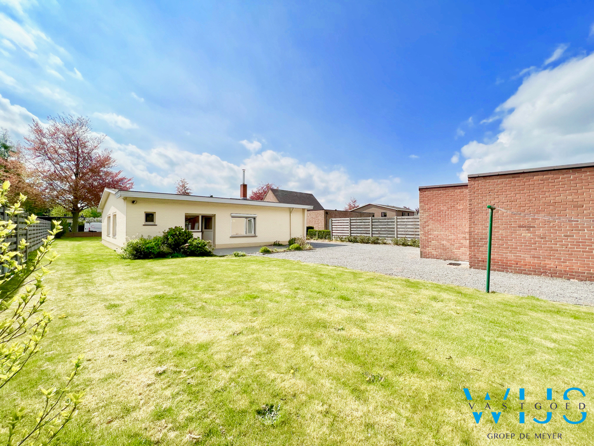 Ruime bungalow met bijgebouw op een ideale locatie in Assenede ! 