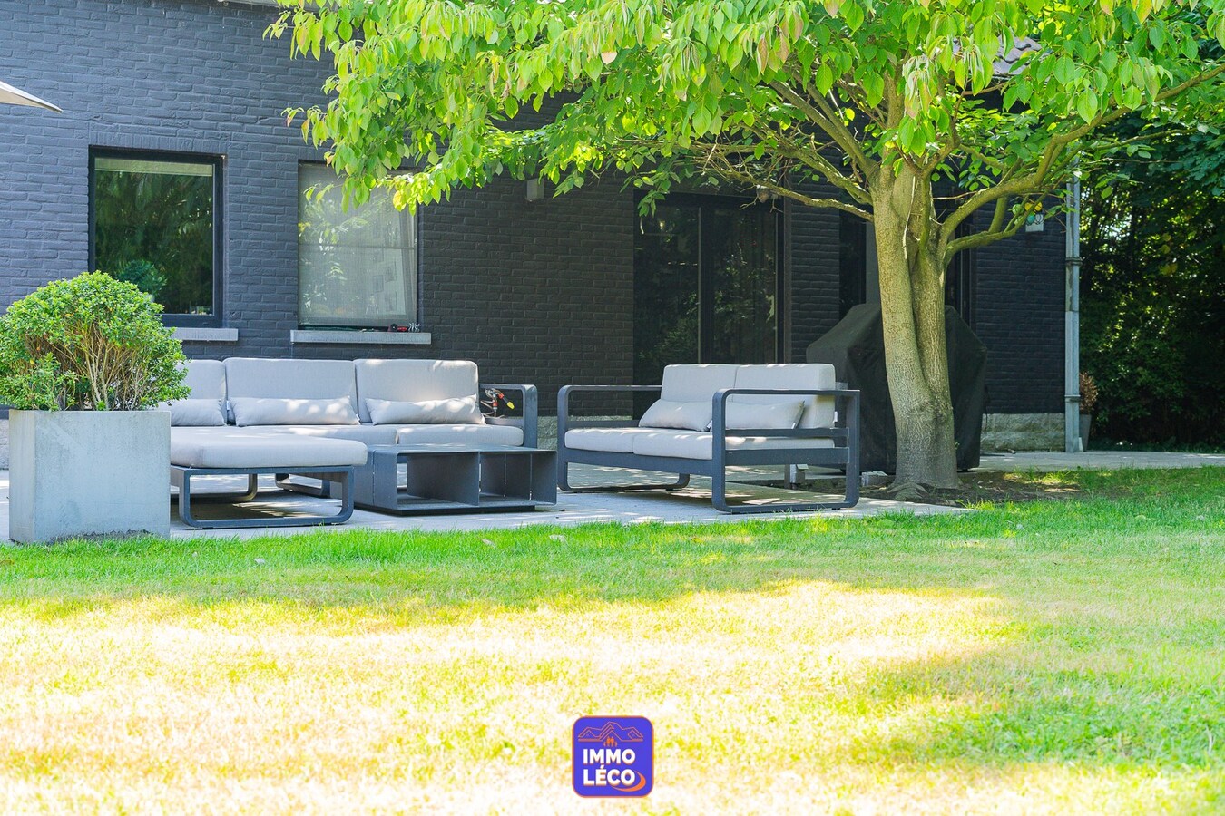 Villa semi Plain-Pied érigée sur 4592m², piscine, 4 garages, parking 10 voitures, ... COUP DE COEUR assuré ! 