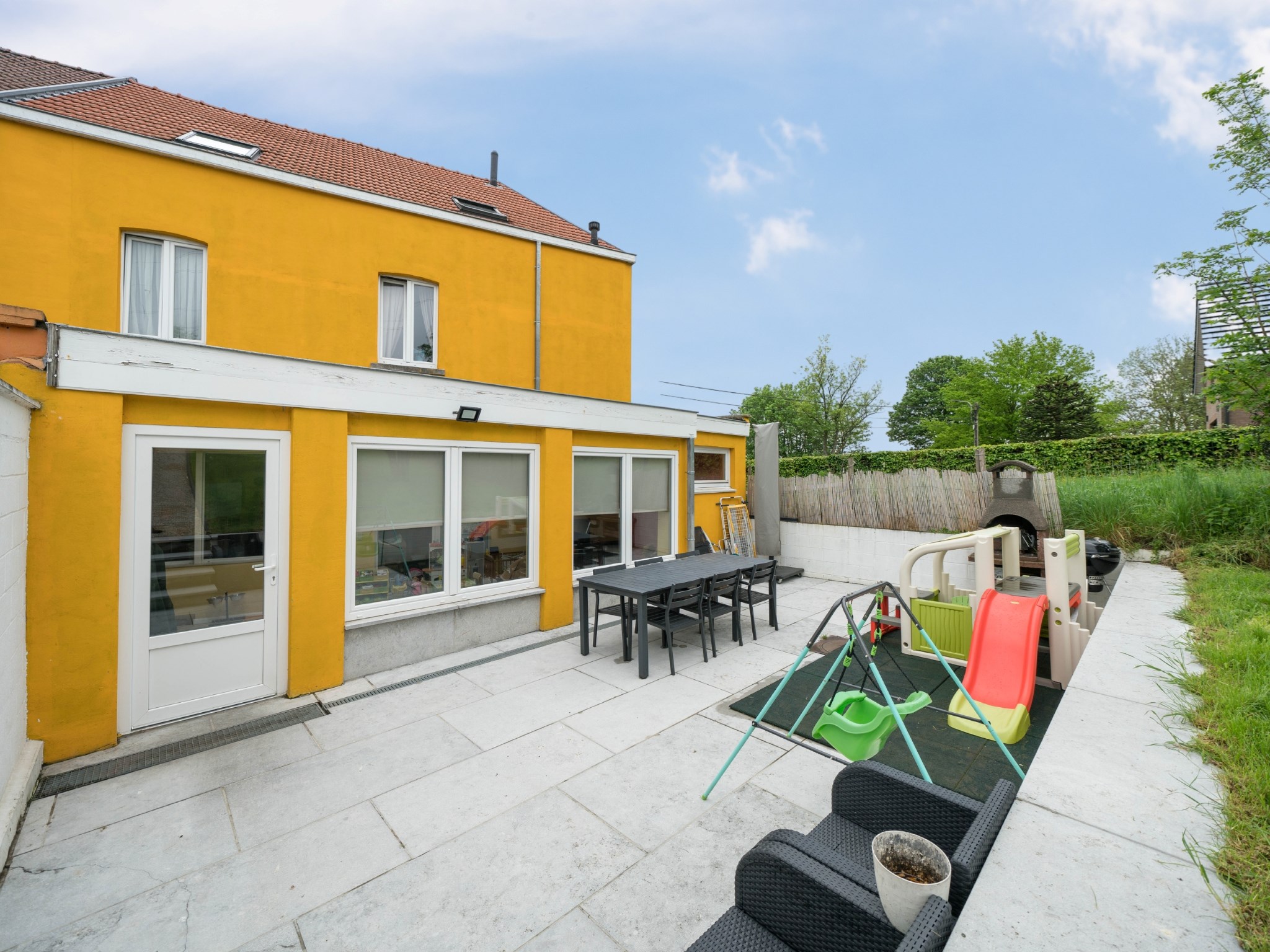 Zeer grote, instapklare woning met 6 kamers en 2 badkamers 