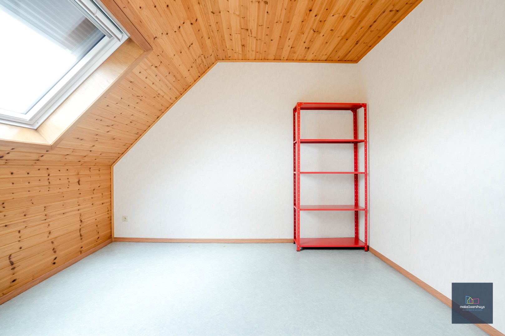 Verzorgde woning in rij met tuin en dubbele garage 