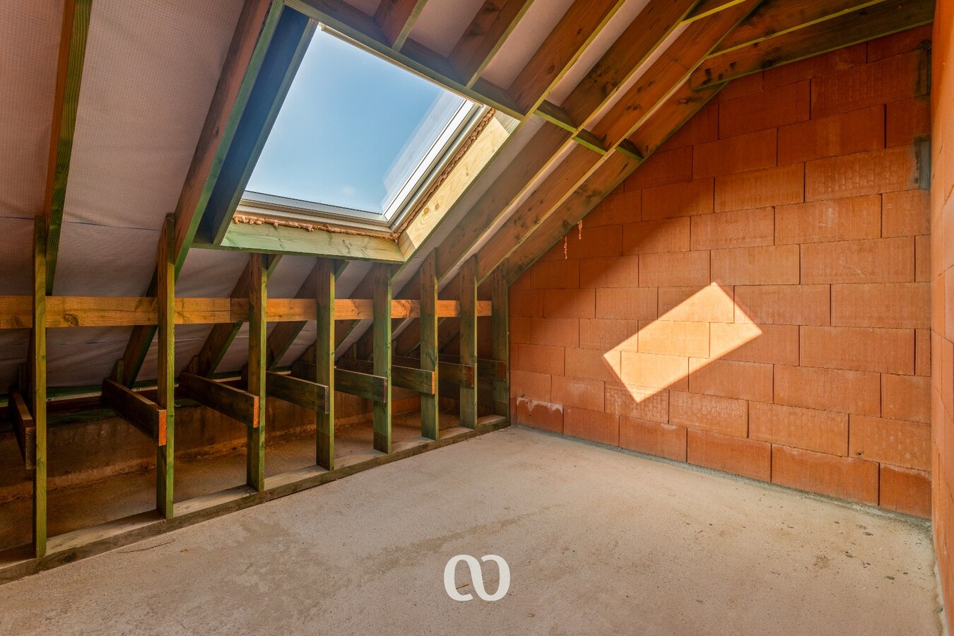 Zeer ruime ruwbouw woning op uitstekende locatie 