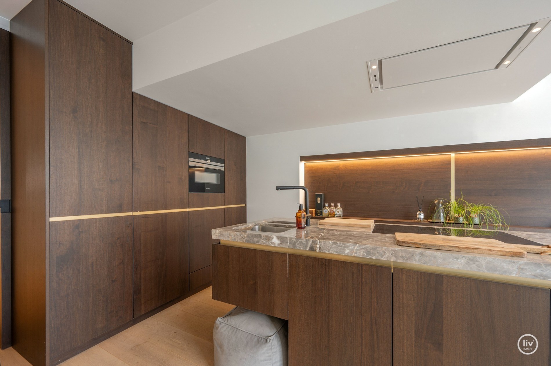OPENDEURDAG Zaterdag 29/08 - tussen 14u en 16u:  Luxueus volledig gerenoveerd 3 slaapkamer appartement te Parmentierlaan gelegen nabij de Zeedijk. 