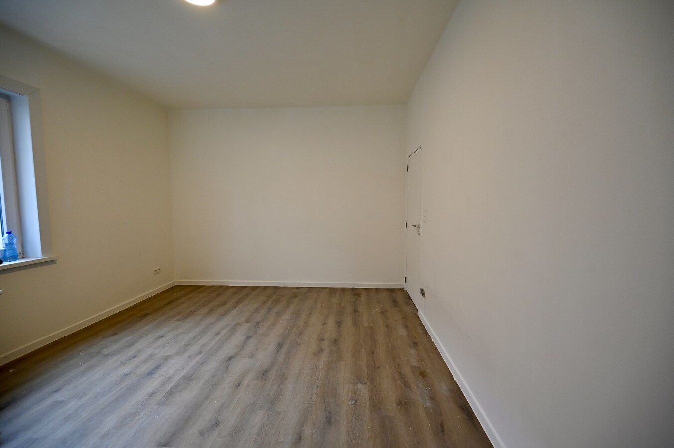 INSTAPKLAAR GELIJKVLOERS 2-SLAAPKAMER APPARTEMENT 