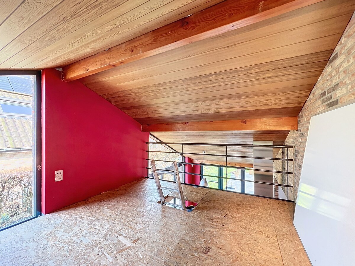 Ruime villa met unieke architectuur en tuin te Tollembeek 