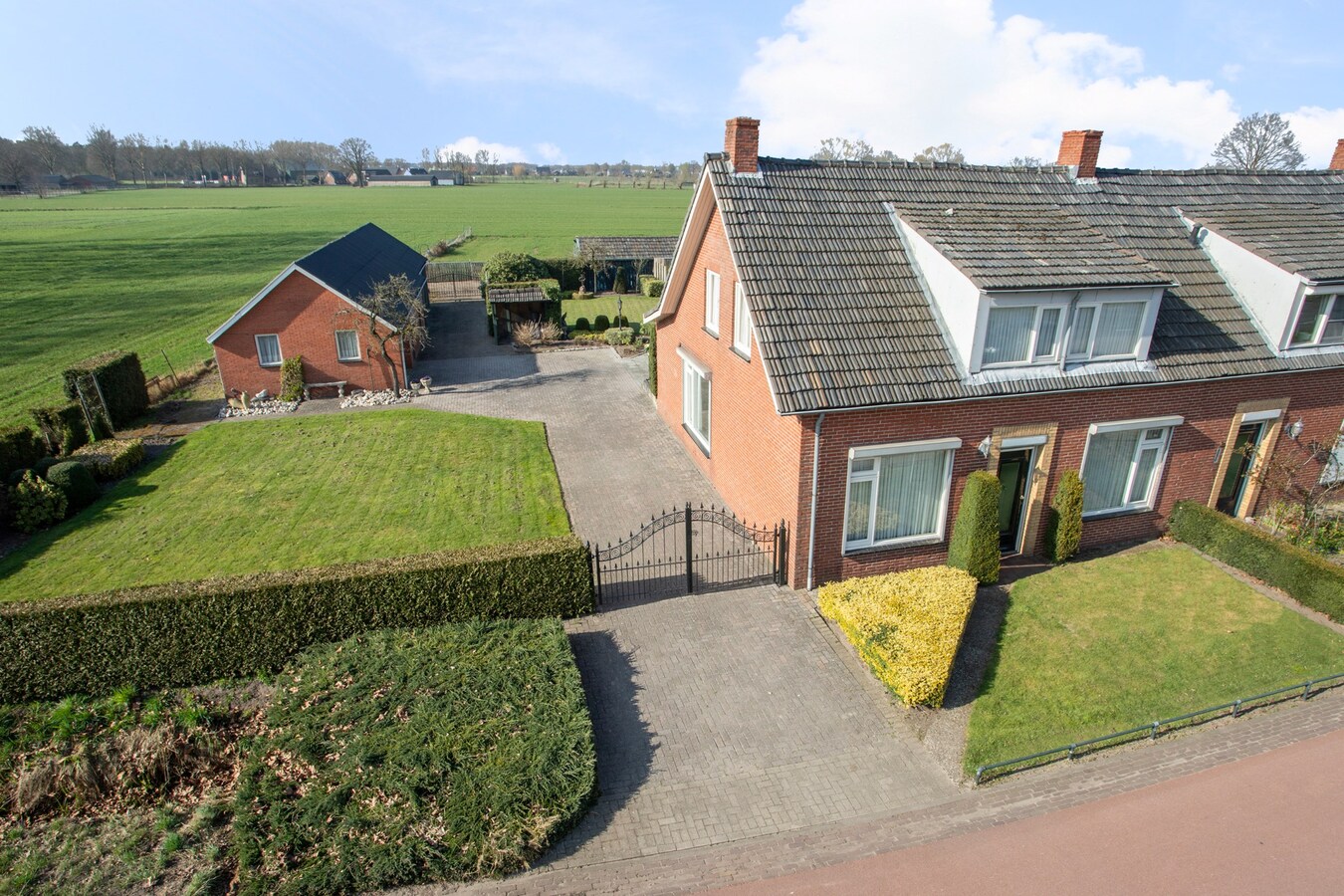 Royale halfvrijstaande woning met uitzicht over de landerijen, op korte afstand van het centrum. 