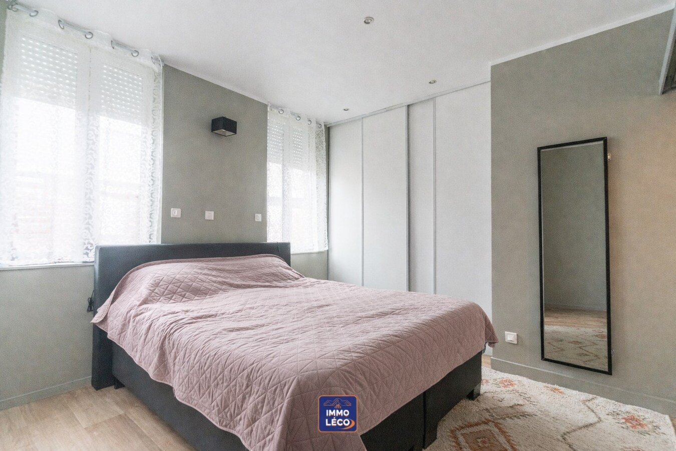 Maison rénovée avec jardin, dans une rue calme et appréciée. 