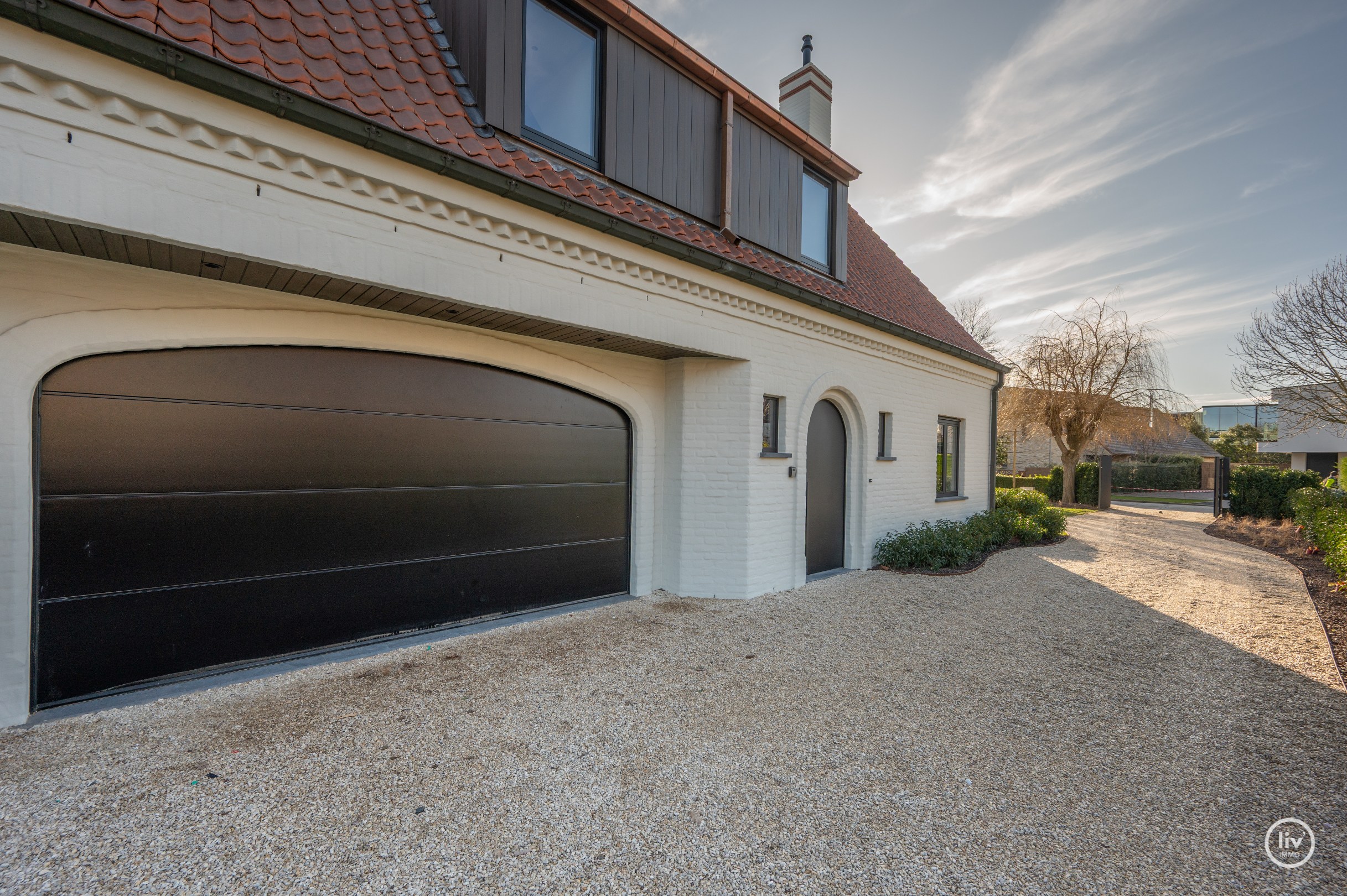 Prachtig gerenoveerde villa, gelegen op een groot perceel van 1365 m2 in een residentiële villawijk op fietsafstand van het centrum van Knokke. 