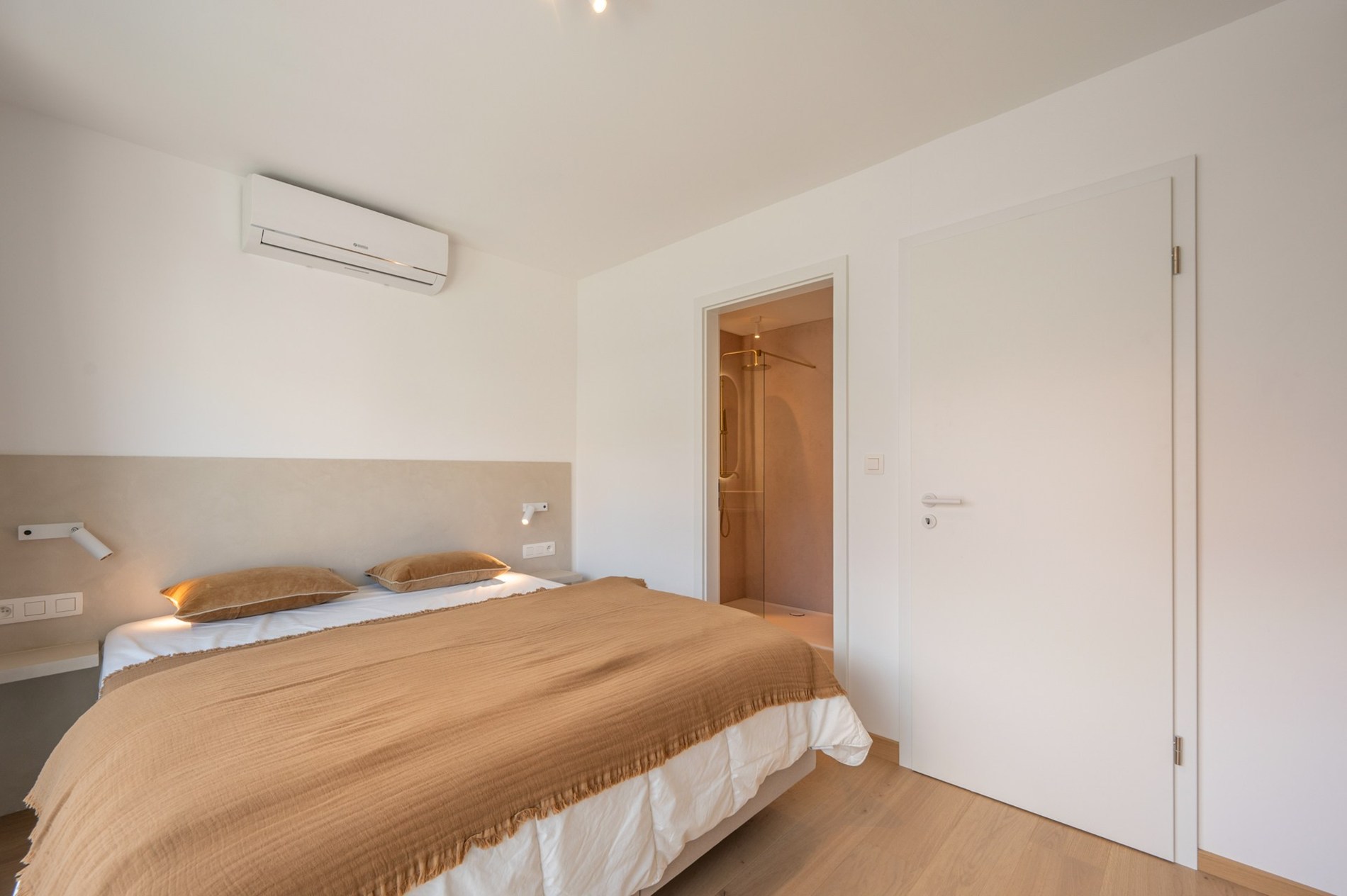 Penthouse duplex exceptionnel de 125 m² dans la résidence William, un bâtiment récent et élégant (2020), parfaitement situé au centre de Knokke. 