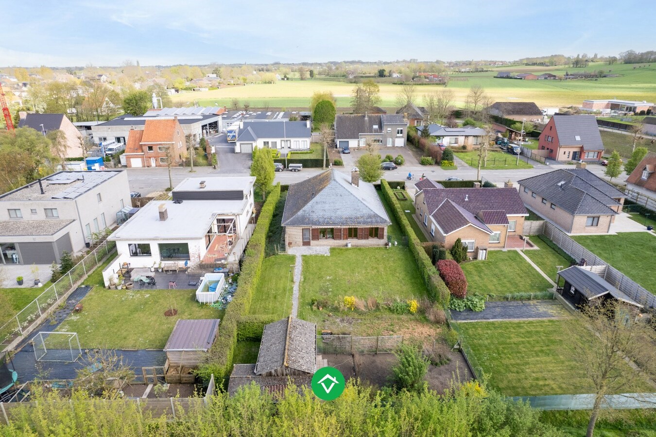 Alleenstaande woning met drie slaapkamers en dubbele garage in centrum Koekelare 