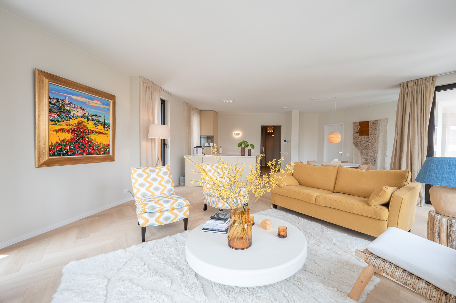 Op de tweede verdieping van de exclusieve residentie Triangle Vert, een gebouw geïnspireerd op de iconische Flat Iron in New York, vindt u dit uitzonderlijke hoekappartement. 