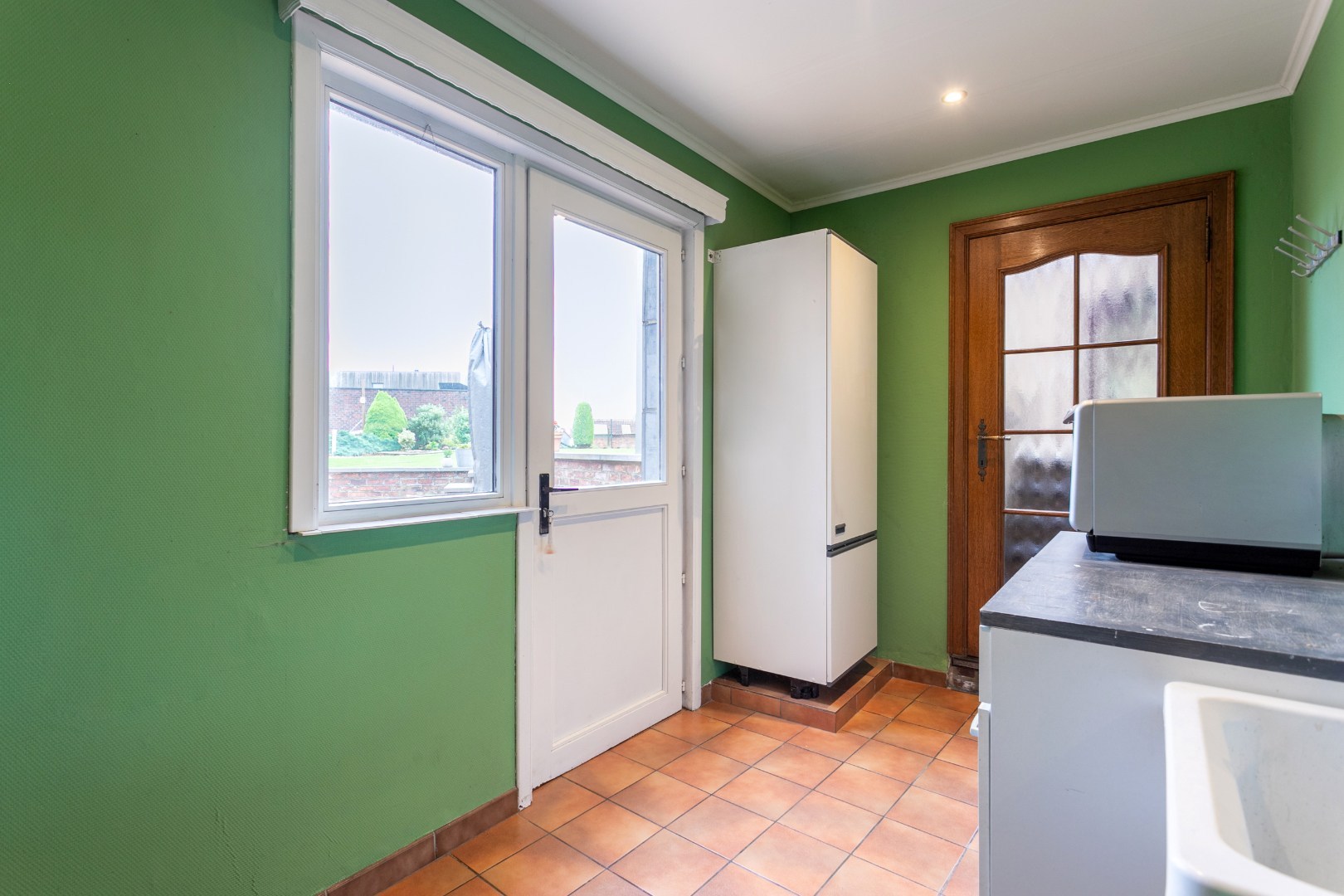 Ruime woning met naastgelegen bouwgrond en loods 