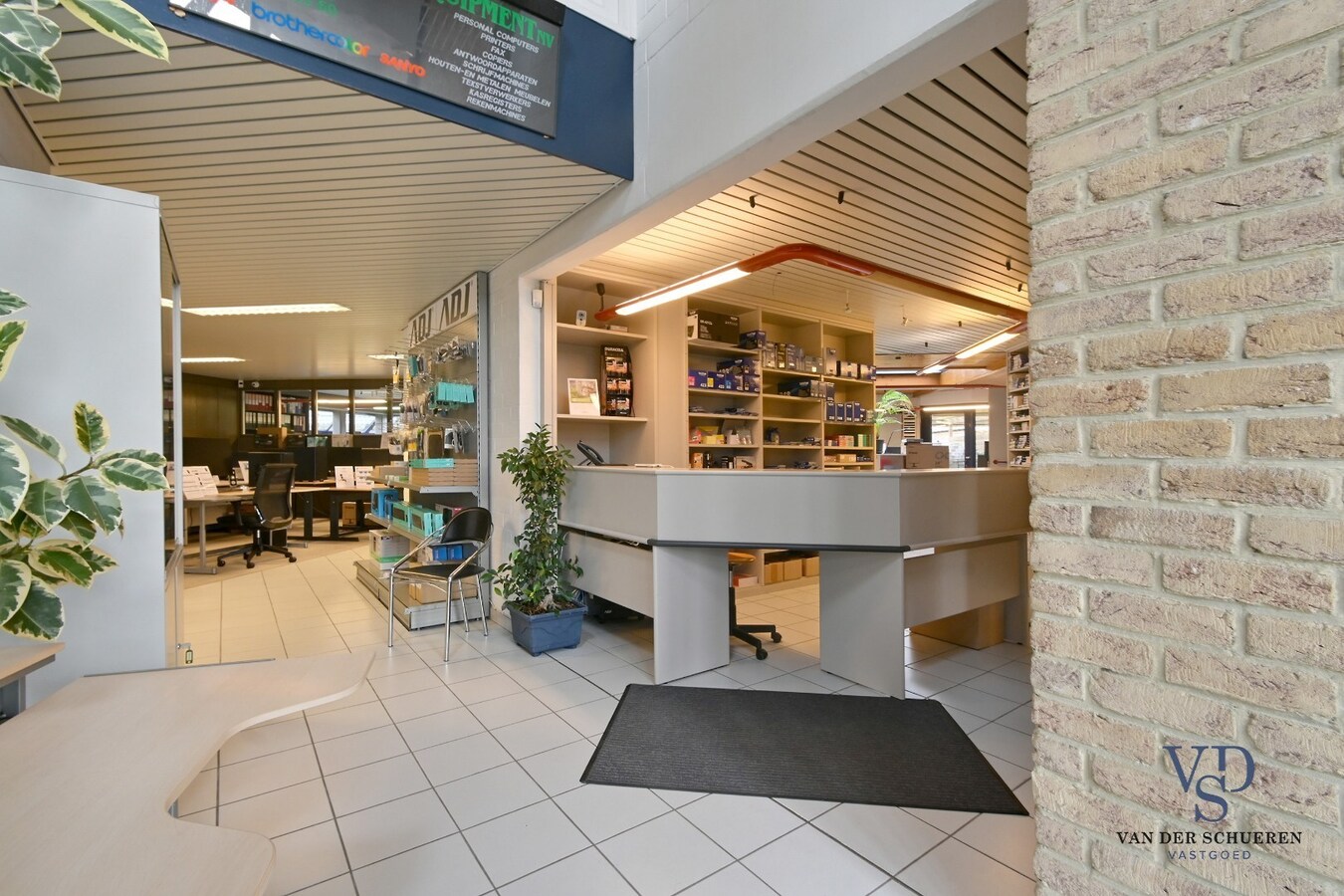 Ruim handelspand met penthouse in villastijl 