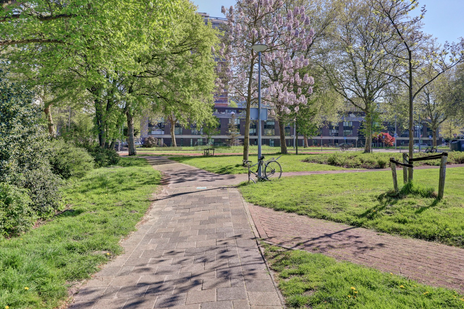 Goed onderhouden geschakelde  5-kamer woning, instapklaar, parkeerplaats, berging, zonnige tuin en gelegen in de zeer kindvriendelijke wijk Ommoord. 