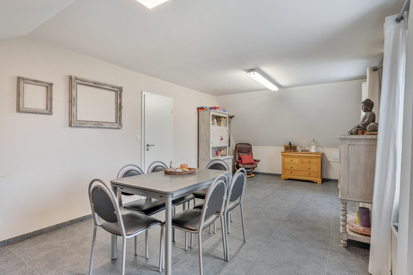 Zeer goed onderhouden en praktisch ingedeelde gezinswoning met 4 slaapkamers en prachtige tuin. 