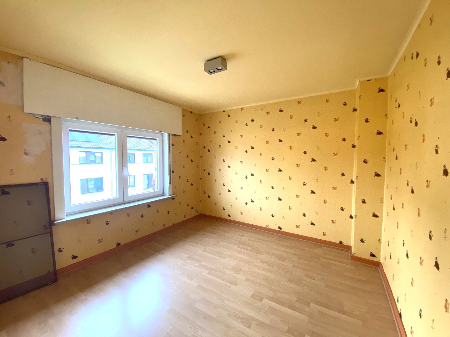 Degelijke halfopen bebouwing met groot potentieel op mooi hoekperceel van 524 m²! 