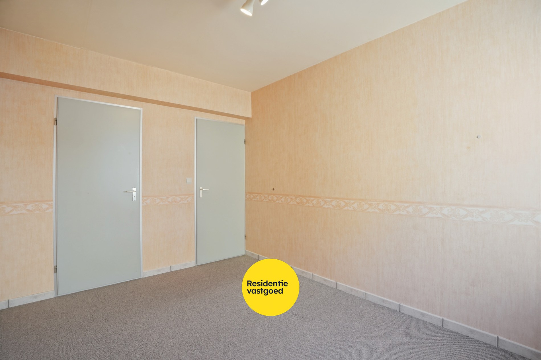 Op te frissen 2-slaapkamerappartement (73m²) te Koksijde Sint-Idesbald. 
