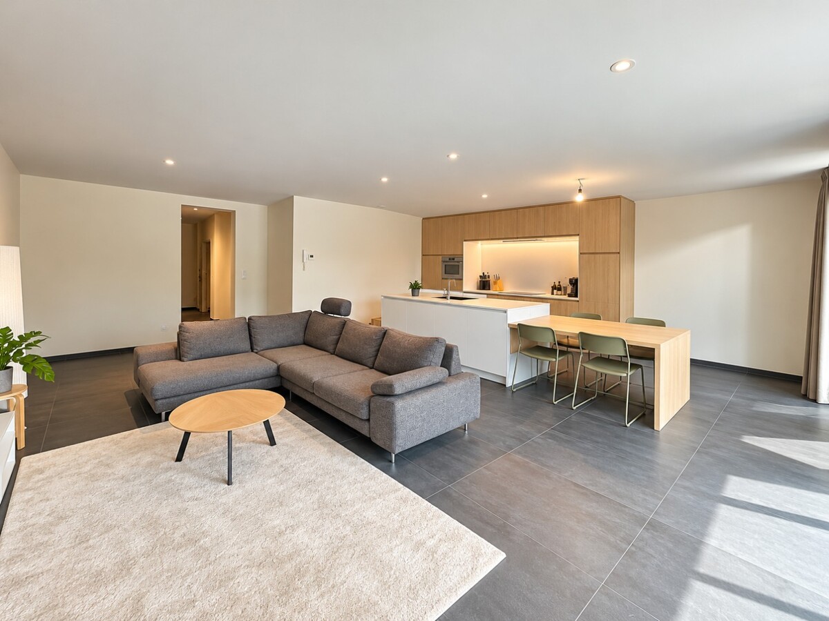 Comfortabel appartement met 3 slaapkamers, terras, tuin en carport. 