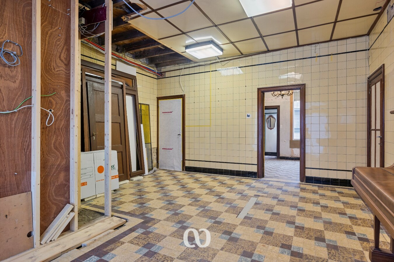 Gedeeltelijk gerenoveerde half open bebouwing met atelier 