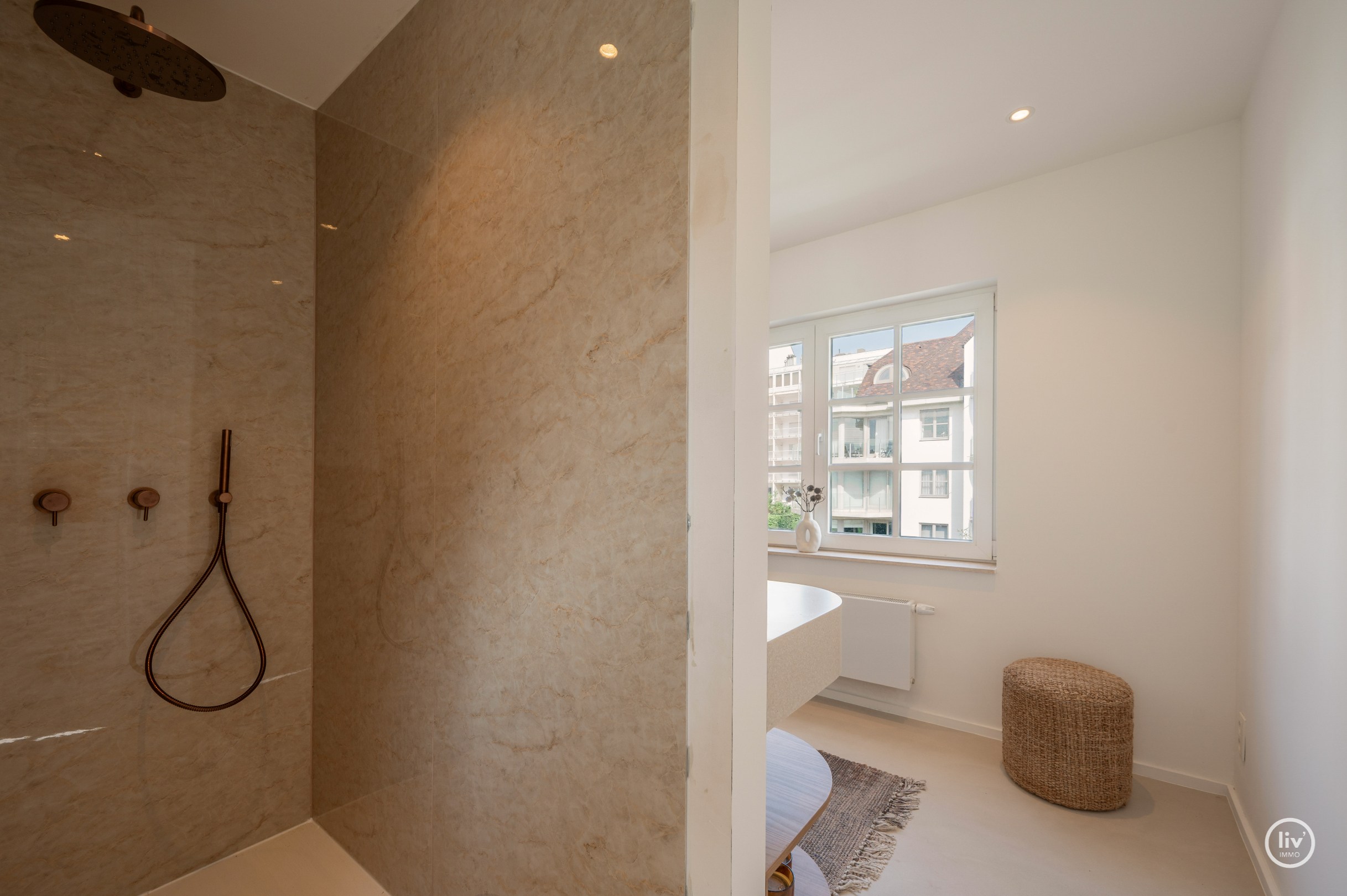 Exclusief gerenoveerde villa op een absolute toplocatie in de Jozef Nellenslaan te Knokke. 